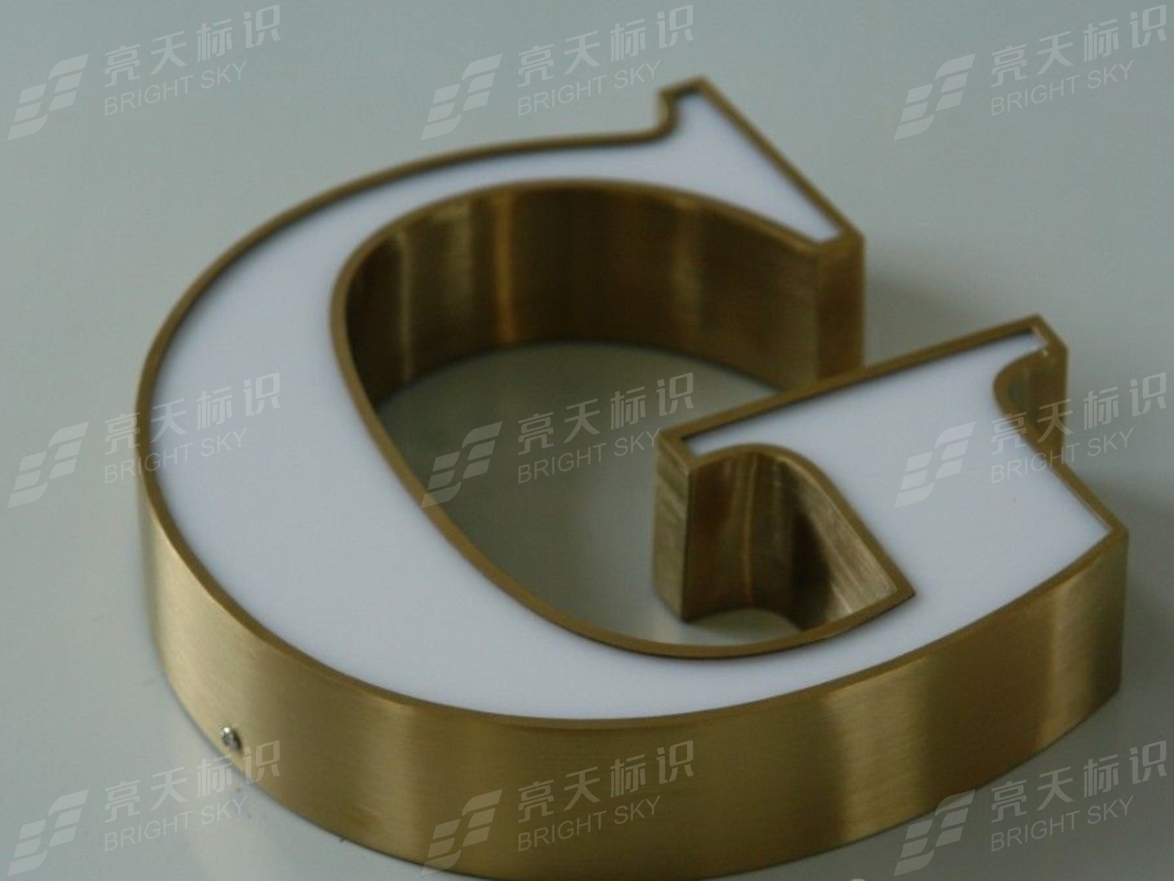 拉絲不銹鋼鍍黃鈦燈箱字
